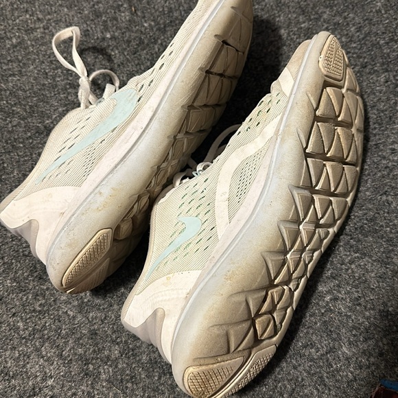 NIKE white & teal running shoes size 8 - Picture 3 of 3